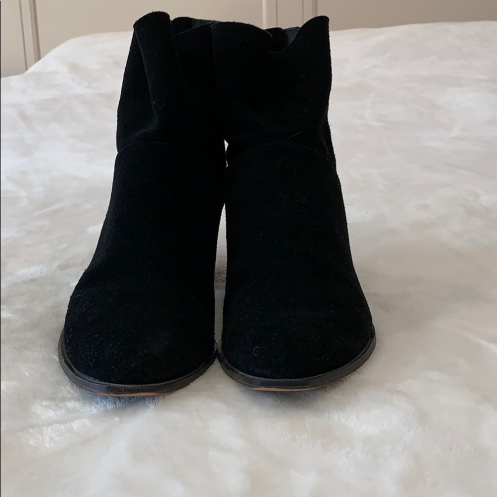 Women’s size 11 Chinese Laundry black bootie suede